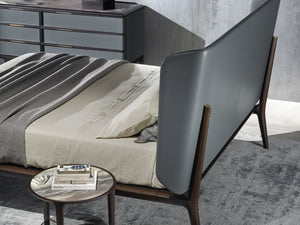 Luca Mattie bed